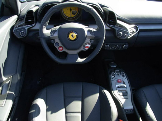 フェラーリ 458 スパイダー　運転席