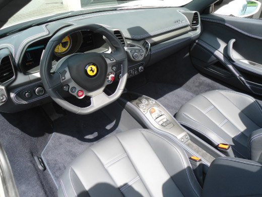 フェラーリ 458 スパイダー　運転席・助手席