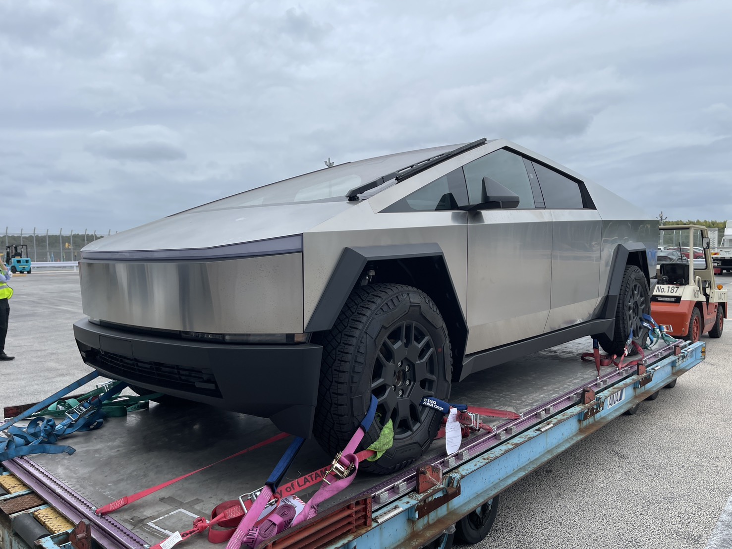 TESLA CYBERTRUCK